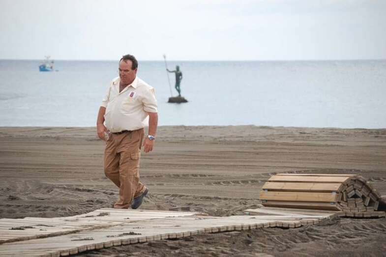 Imagen de archivo de colocación de una pasarela articulada de madera (Foto TA)
